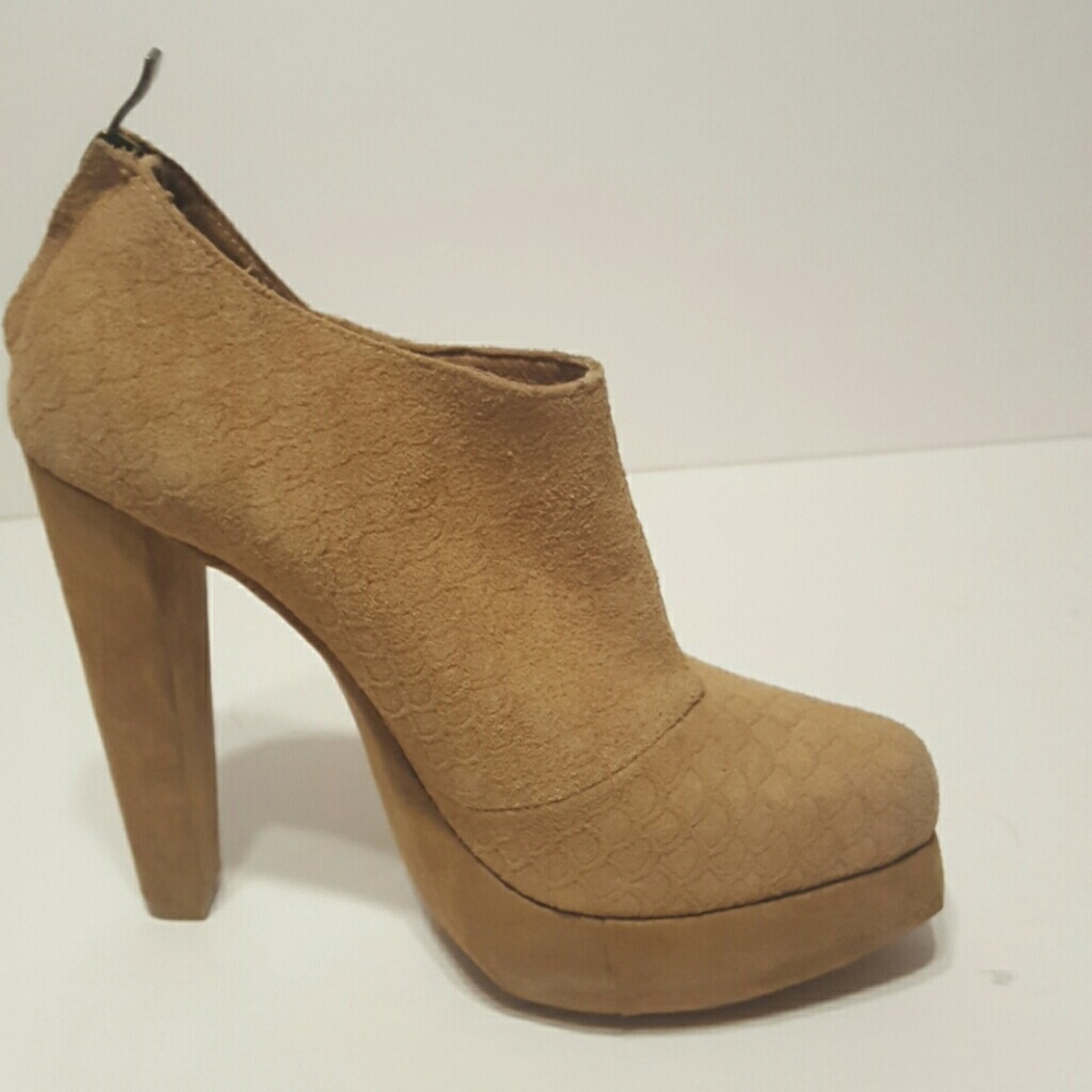 Plomo Valentina. Camel suede Ankle high heeled boo
